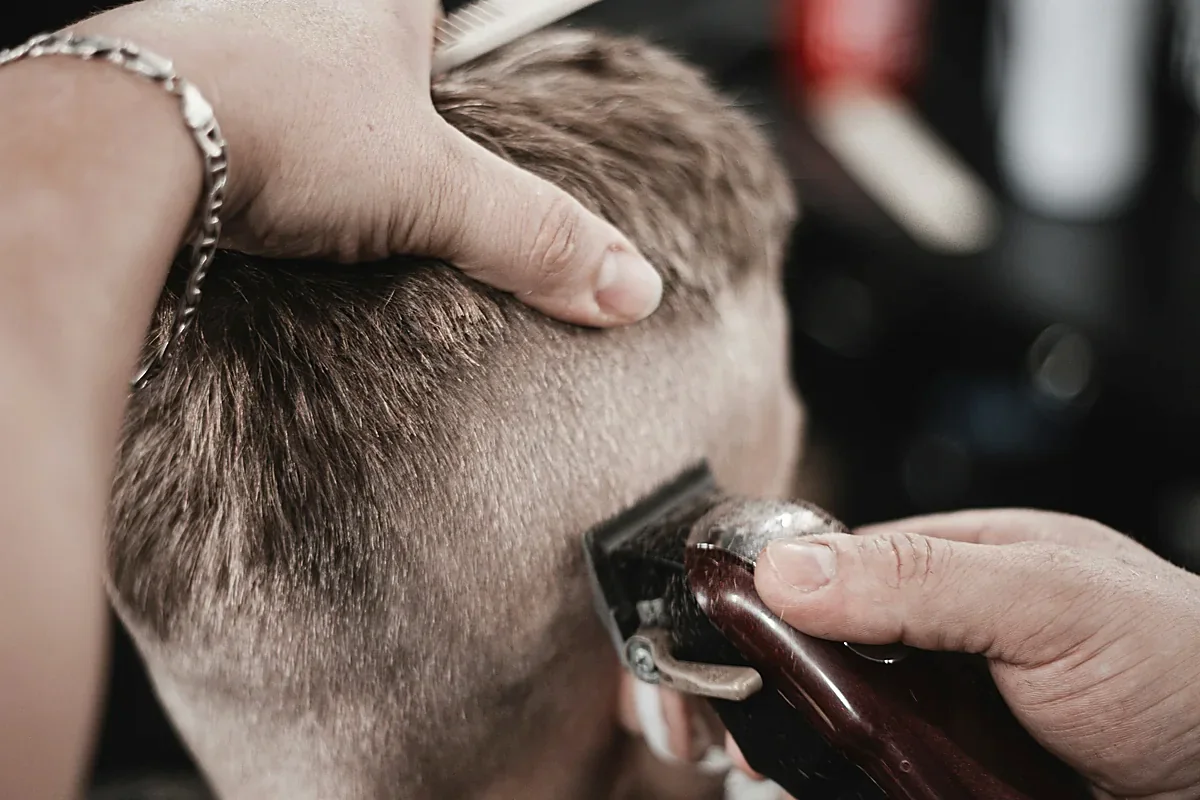 Friseur bei der Arbeit am Kunden